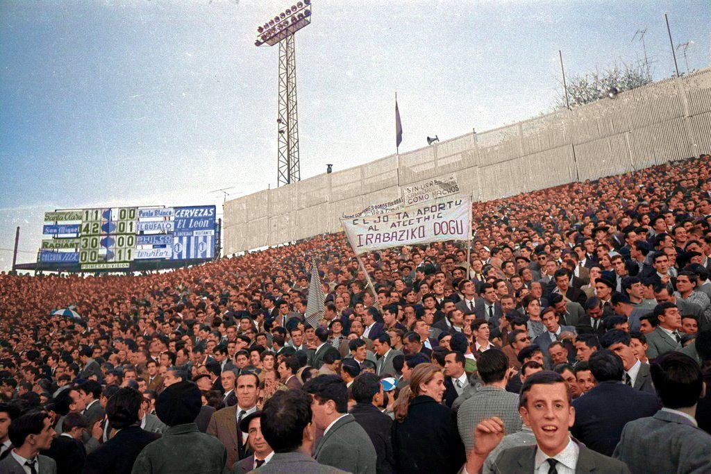 FOTOS HISTORICAS O CHULAS  DE FUTBOL - Página 18 EnIZat5XcAQxs-y?format=jpg&name=medium