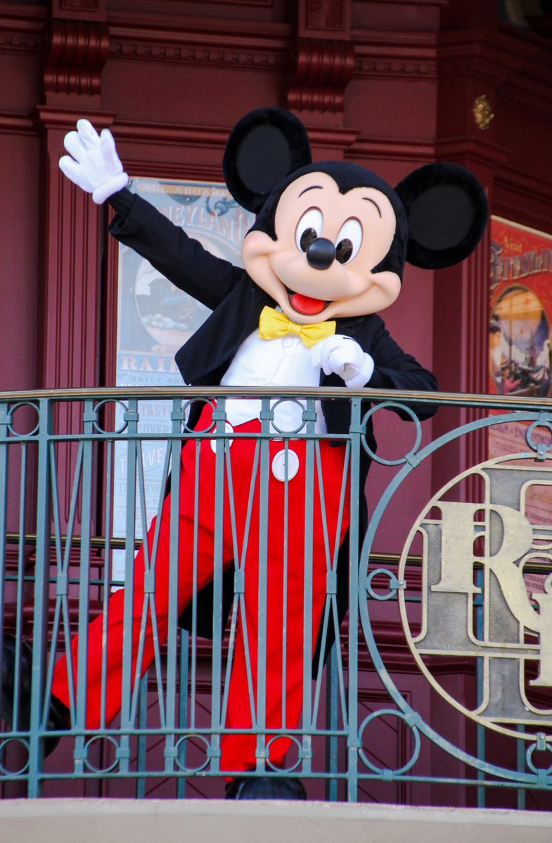 CharactersPBlog's tweet photo. Ending that special day with the big cheese himself : Happy Debut Day Mickey Mouse! ✨
#Mickey #mouseparty #mickey92 #debutday #happybirthday #throwback #charactermeet #DisneylandParis #DisneyParks #MickeyMouse https://t.co/MvKBTkKoOQ