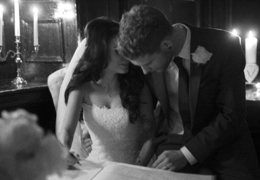 1092Aym's tweet photo. Happy anniversary @CherLloyd and @craigmonkk 🤵👰💍💐

#7yearsofmarriage 💍♡

#cherlloyd #craigmonkk #anniversary 
#💒 #💍 #🤵 #👰 #💐 #wedding 
#weddingdress #weddingphotography #weddingphoto #weddingparty #weddinganniversary #7thanniversary #cherlloydedit #cherlloydisbeautiful https://t.co/GJKikhjfSe