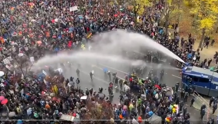 TÜRK MİLLETİ, YALANLARA KARŞI  ALMAN HALKININ YANINDADIR
Burası Berlin / Almanya, yalan pandemisine karşı ilk otopsi bu ülkede yapıldı. Doktorlar bu ülkede, “Covid-19” yalancı virüs dedi. Şimdi de yasaklamalara karşı parlamento binasının önünde  yalana dur diyorlar.