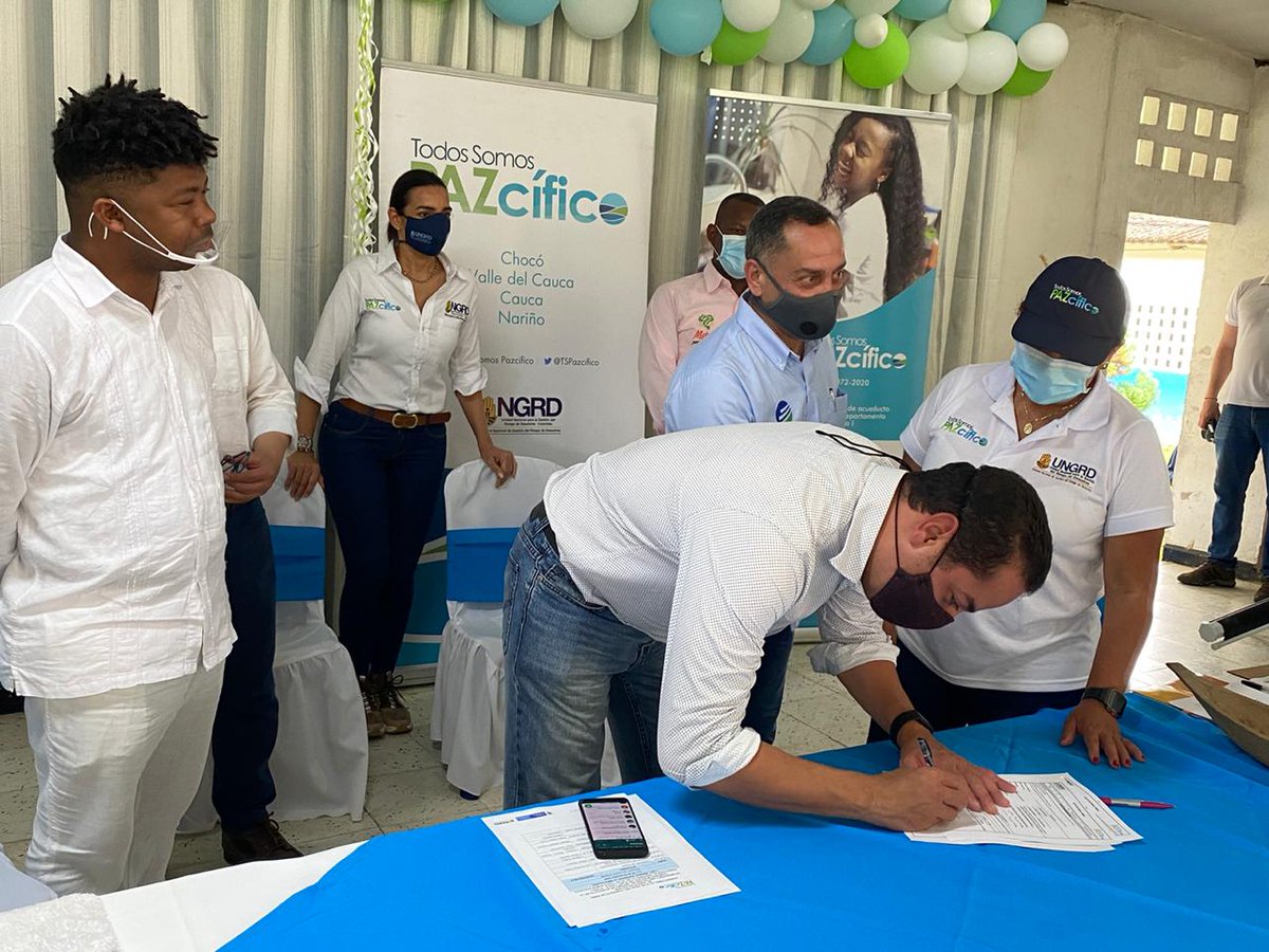 TSPazcifico's tweet photo. Con @ComisionadoPaz Miguel Ceballos Gober #Cauca @LarrahondoElias alcalde #Guapi Plutarco Grueso directora @TSPazcifico @LuzAPulido se firmó en #Guapi acta de inicio proyecto Optimización y Ampliación acueducto urbano Etapa I beneficiados 11 mil habitantes @infopresidencia @UNGRD https://t.co/je0Ze10XzQ