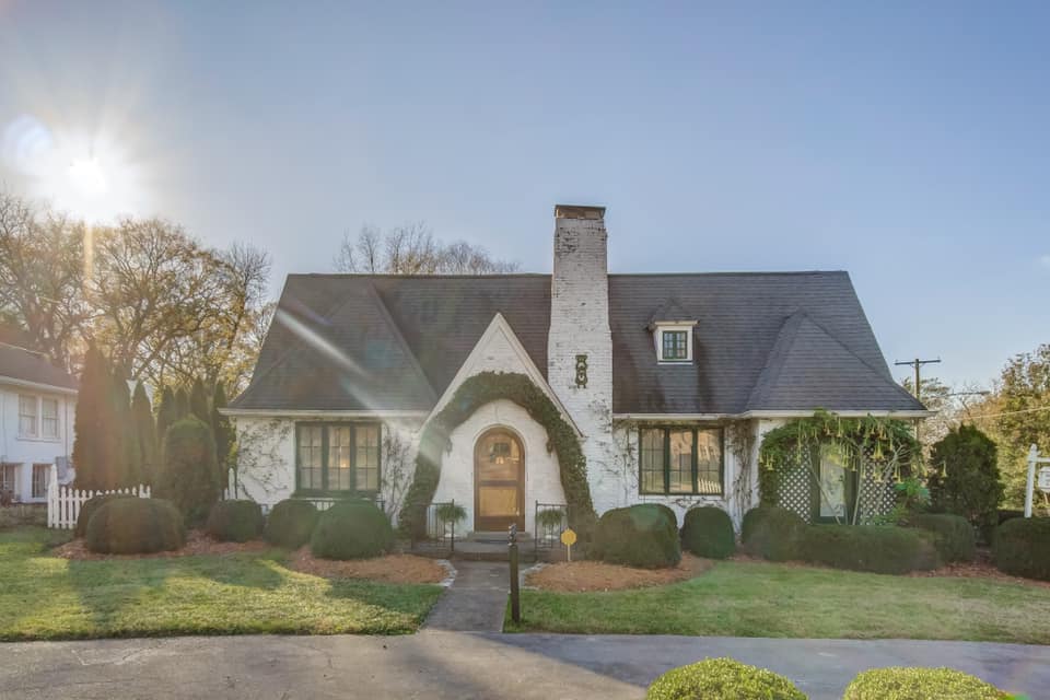 AndersonGroupRE's tweet photo. LISTING OF THE WEEK 🤯 Incredible 1920’s cottage located in the highly sought-after, Woodlawn community! You could be living in this storybook dream home!

Check it out 👉🏼https://t.co/blwsOeEaun

Listed by: Edwin Hoover

#ForSale #RealEstate https://t.co/EFtLlstxZX