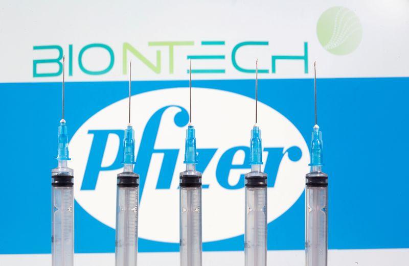 ReutersLatam's tweet photo. BioNTech dice aprobación de vacuna es posible para mediados de diciembre bajo condiciones ideales https://t.co/vqvNHKLhvL https://t.co/HTkUj6LKzg