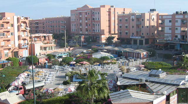  — Voici un aperçu + parlant du territoire sous souveraineté Marocaine [gauche] et de celui sous administration polisario [droite].Laquelle des parties répond le mieux aux besoins des sahraouis ?