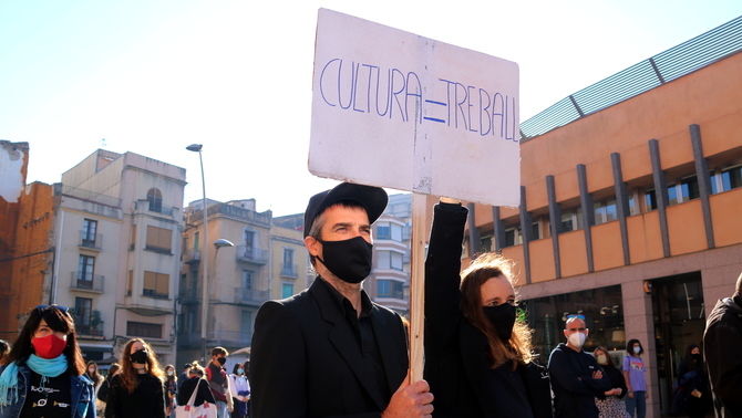 CatalunyaRadio's tweet photo. #ÚltimaHora Treball atura les ajudes al sector cultural poques hores abans d'obrir la convocatòria https://t.co/7Kwk51eis8 https://t.co/TiOcnTwRrj