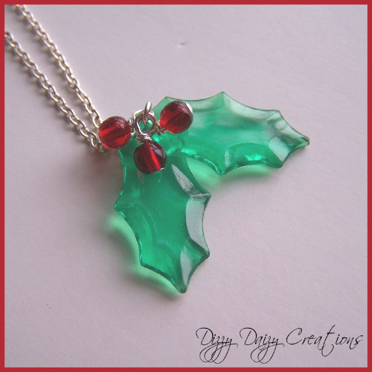 DizzyDaizy39's tweet photo. This lovely necklace has been listed in my #etsy shop!  Take a look! https://t.co/AfzAvzZQRd #etsyshop #shopetsy #supportsmallbusiness #smallbusiness #dizzydaizycreations #christmas #christmasjewelry https://t.co/lzGhw21j6P