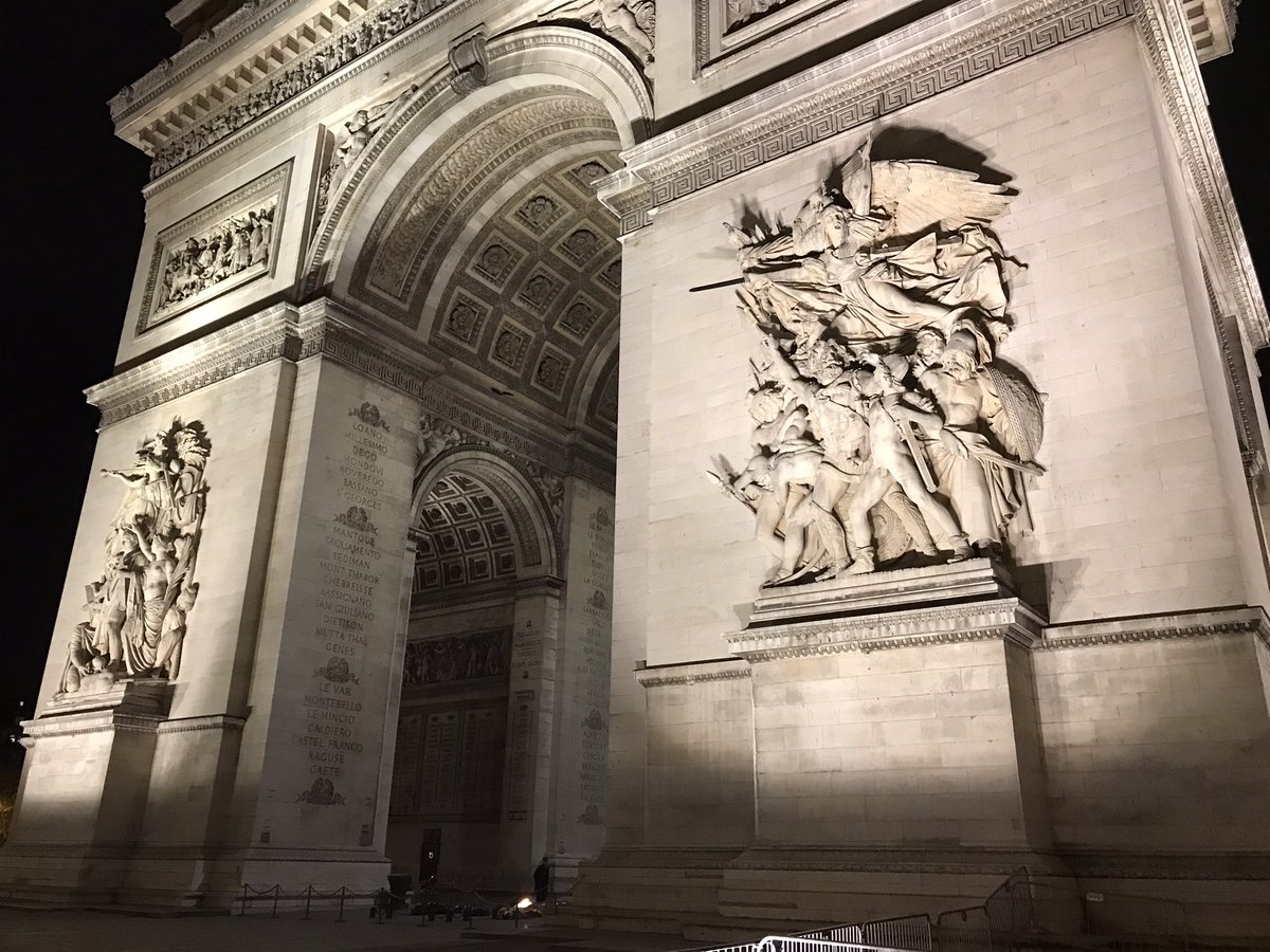 HACRegtlCol's tweet photo. Me voilà: @ArcDeTriomphe pour un ravivage avec des amis du Corps des Attachés de Défense, Militaires, Navals & de l’Air (CAMNA). Merci #4RMAT, @prefpolice, @Gendarmerie & Mme Gracia 📷. Le souvenir c’est tous les jours ; remembrance is every day. #LestWeForget #DevoirDeMémoire https://t.co/BRA6fKLqRc