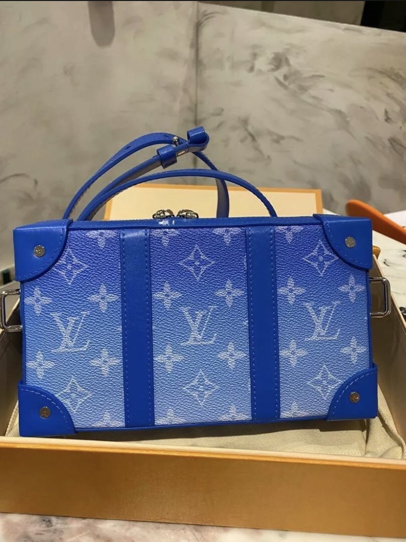 AShoenopoly's tweet photo. Brand new Louis Vuitton Soft Trunk Monogram bag! DM me offers🔌🥶 https://t.co/HEVLgv1FBT