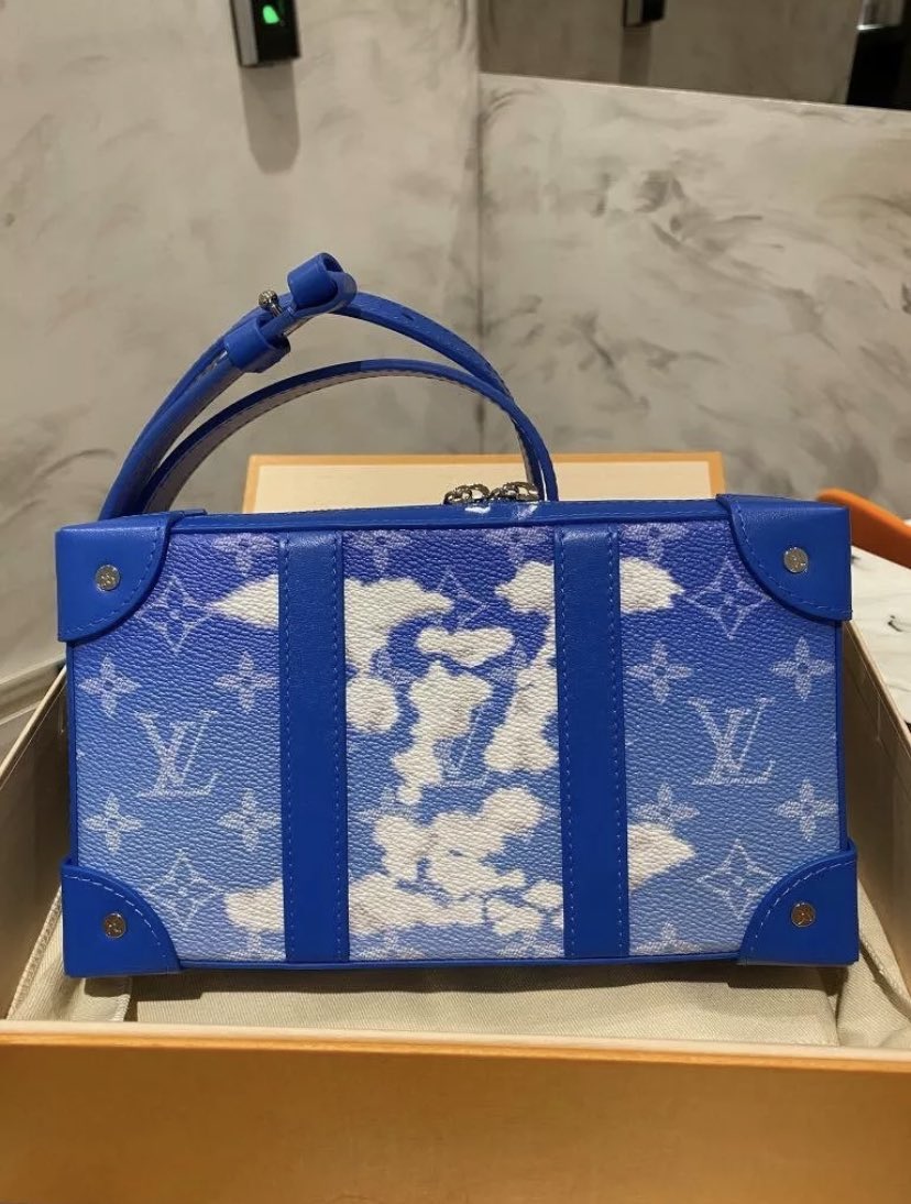 AShoenopoly's tweet photo. Brand new Louis Vuitton Soft Trunk Monogram bag! DM me offers🔌🥶 https://t.co/HEVLgv1FBT