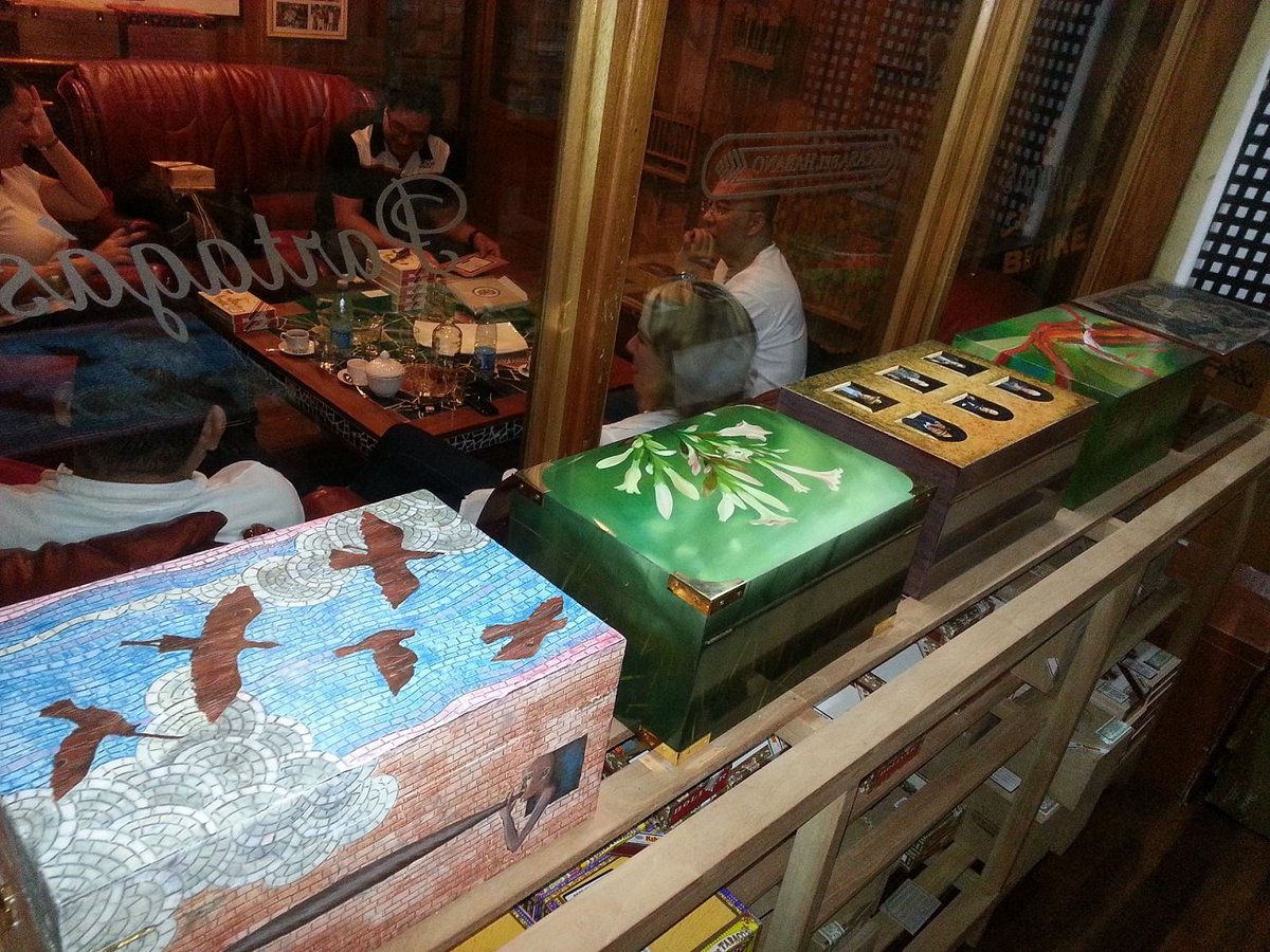 SikereiH's tweet photo. Memories of the 20th Anniversary of LCDH and 25th Anniversary of Partagรกs' Friends Meeting.
November, 2013 ๐จ๐บ
#Cuba #G121 #cigarlifestyle #topcigars #humidorlife #Connoisseur #cigarssommelier #Cigarcollector #premiumcigar #cigarlovers #customized #exclusiveli #handmadehumidor https://t.co/GjoR8TRSQw