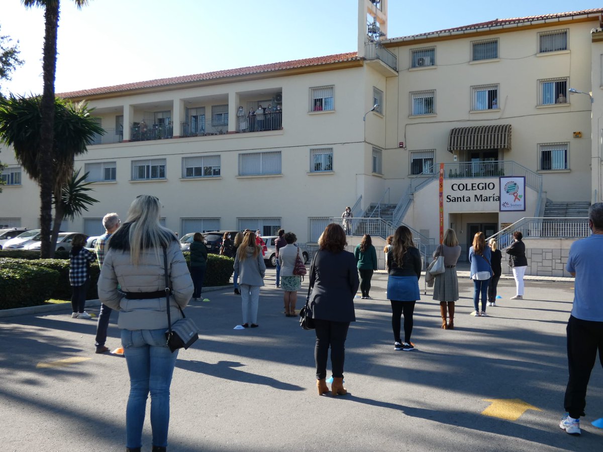 FsieGranada's tweet photo. Lectura de manifiesto en los Centros de Granada. 🧡Gracias por vuestro apoyo y participación🧡 #StopLeyCelaa #SomosFSIE 🍀 #MasPlurales @MasPlurales firma el manifiesto https://t.co/k9nLP22f6F https://t.co/UBgj4mPnEf