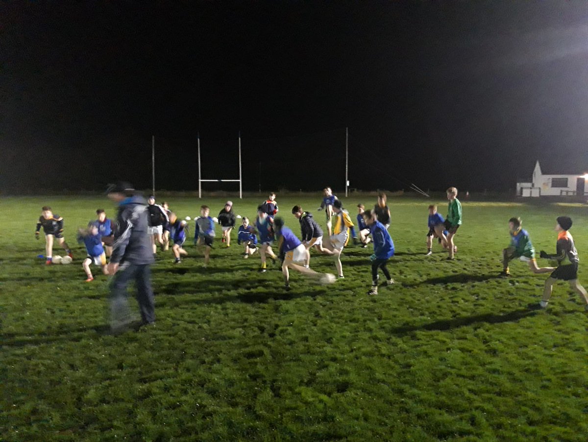 VincentsOffaly's tweet photo. Great dedication this winter Wednesday evening as @Offaly_GAA GDA Dave Hare @FuncTraining puts our U13s through their paces, well done lads and thanks to Dave for coming out 💛🏐💛🏐 https://t.co/XqHGqKZmvl