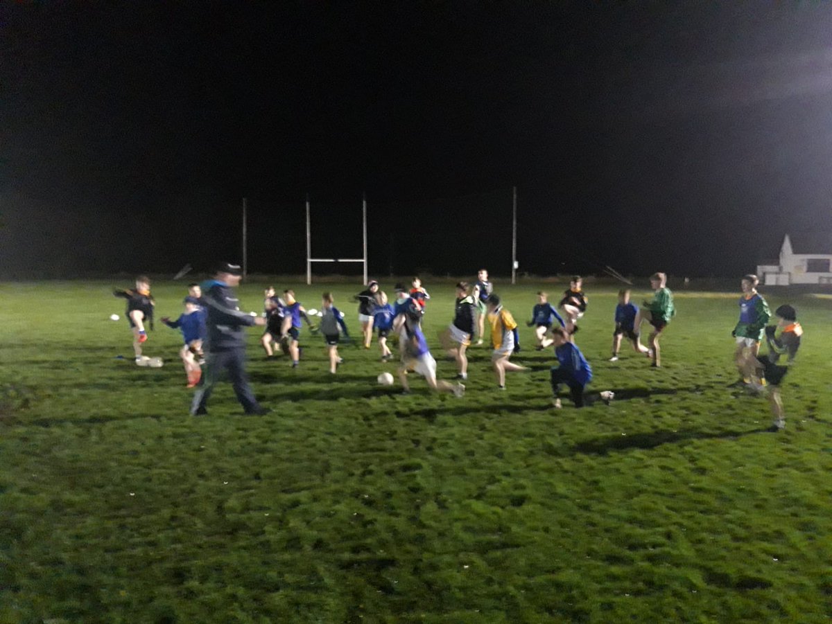 VincentsOffaly's tweet photo. Great dedication this winter Wednesday evening as @Offaly_GAA GDA Dave Hare @FuncTraining puts our U13s through their paces, well done lads and thanks to Dave for coming out 💛🏐💛🏐 https://t.co/XqHGqKZmvl