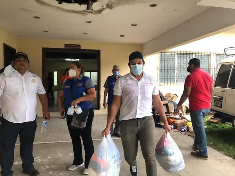 RTCElProgreso's tweet photo. Tras días de trabajo en conjunto a nuestro Club Rotario padrino, ayer realizamos entrega de víveres, kits de higiene y ropa a nuestros hermanos hondureños afectados por el paso de la tormenta ETA ubicados en la Col. Alemania de nuestra ciudad. 

#GenteDeAcción #SomosD4250 https://t.co/J21Gez7p2y