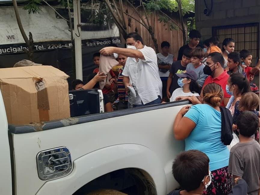 RTCElProgreso's tweet photo. Tras días de trabajo en conjunto a nuestro Club Rotario padrino, ayer realizamos entrega de víveres, kits de higiene y ropa a nuestros hermanos hondureños afectados por el paso de la tormenta ETA ubicados en la Col. Alemania de nuestra ciudad. 

#GenteDeAcción #SomosD4250 https://t.co/J21Gez7p2y