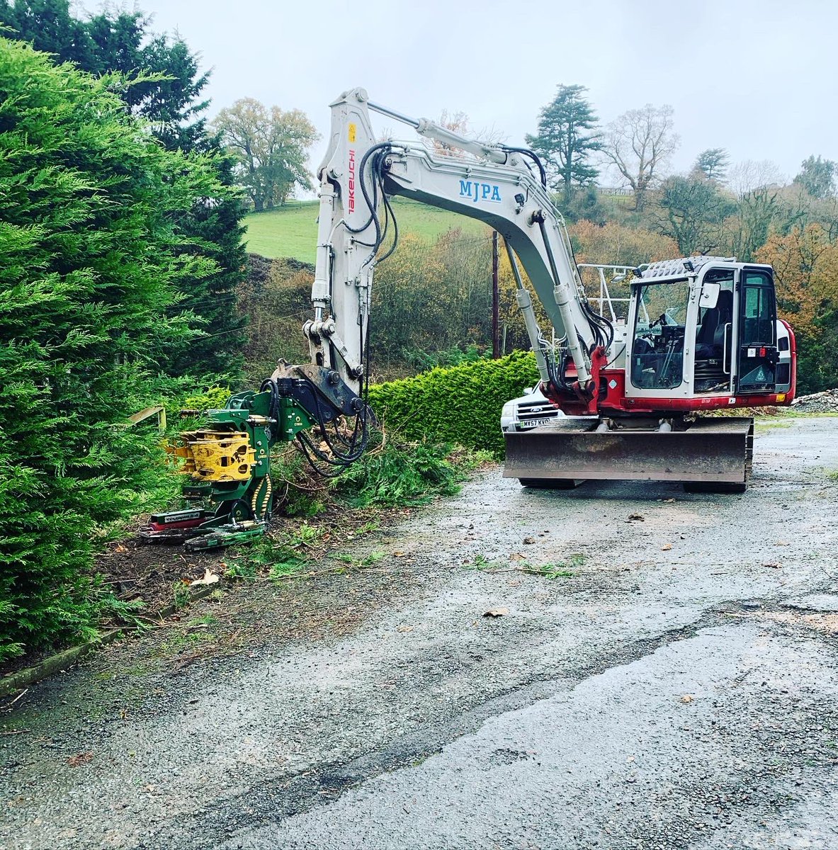 basil1185's tweet image. Good day’s work today with the tree shear and ⁦@Takeuchiuk⁩ TB2150 #diggin4alivin #hedgecutting #treeshear #shropshire #diggingholes #digginginthedirt