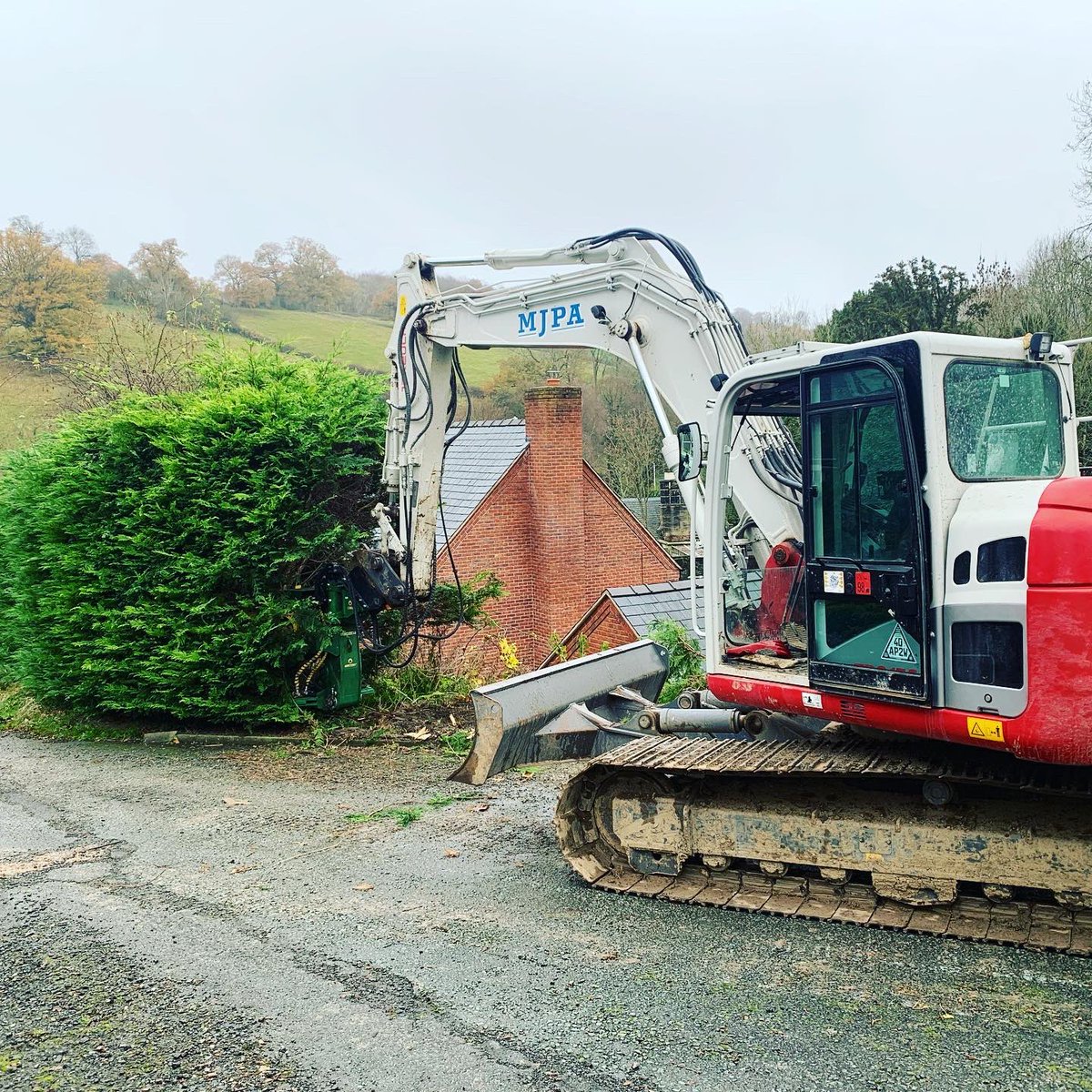 basil1185's tweet image. Good day’s work today with the tree shear and ⁦@Takeuchiuk⁩ TB2150 #diggin4alivin #hedgecutting #treeshear #shropshire #diggingholes #digginginthedirt