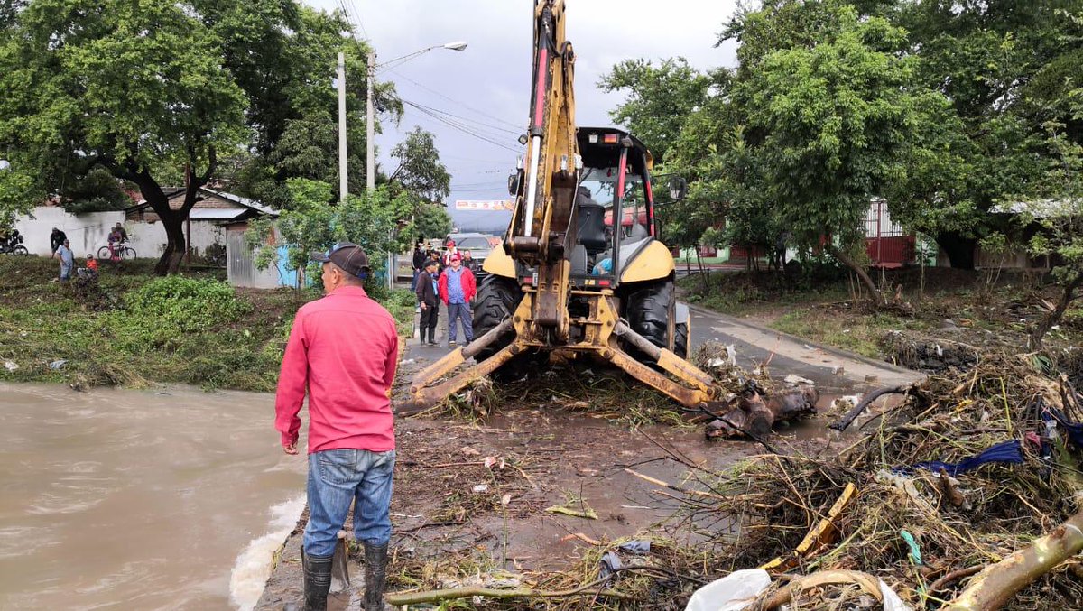 2Grosera's tweet photo. En todo los departamentos se esta trabajando en la limpieza para despejar las vías de acceso siempre en equipo 
#LeonRevolucion 
#DanielMiPresidente2021 https://t.co/HMgXWa8fBP