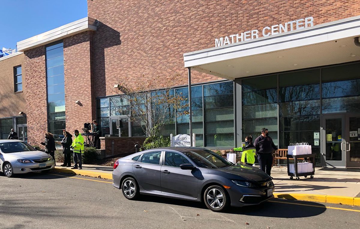 DarienPD's tweet photo. Today several Darien Police Officers along with the Town of Darien Fire Marshal helped hand out Thanksgiving-Style lunches to Darien Seniors at the Mather Center! Although we couldn’t enjoy the annual sit down lunch, we enjoyed seeing everyone during the drive-by nonetheless! https://t.co/y0zE6R0CNZ
