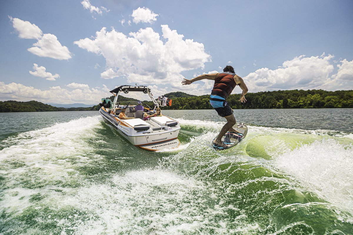 The 2021 Kaiyen is loaded with surf ready standards like 3,700 lbs of ballast, AutoWake and Flow 2.0. 😎#wakesurfwednesday #moombaboats #moombakaiyen #noworries #realfun