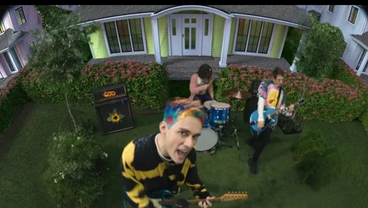 Waterparks_pl's tweet photo. Teledysk do Lowkey as hell od 19 jest już dostępny! Jak wrażenia? Co sądzicie o nowych włosach Awstena ?! 🤪❤
#LOWKEYASHELL #LowkeyAsHellMV https://t.co/UexlQ076cK