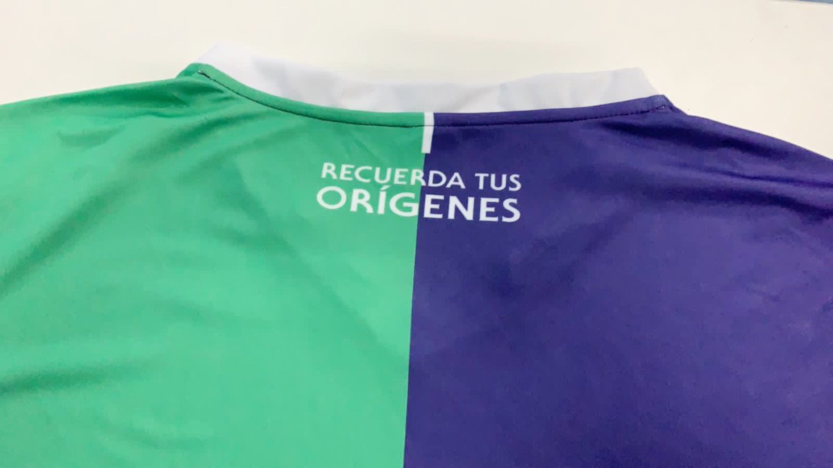 claronauta's tweet photo. Bueno para los impacientes. Esta es la versión de prueba. Los emblemas en el pecho van bordados. Por obvias razones hemos tenido que utilizar un diseño personalizado en el pecho a modo de escudo. 

Mañana más detalles sobre todo precio y lugar donde comprarla si lo deseáis. 🙂 https://t.co/QgFUqxkssK