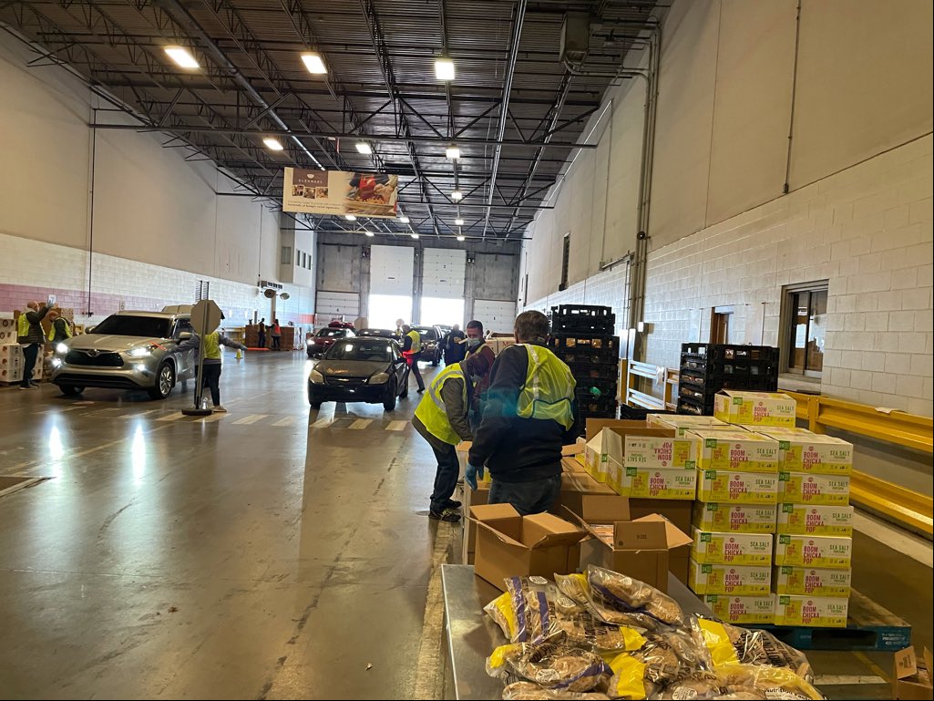 firstib's tweet photo. Thousands of hungry Hoosiers depend on critical groceries provided by @GleanersFBIndy. A big shout-out to all the Gleaners volunteers and our team who, yesterday, helped distribute goods to over 1,900 cars.💚 https://t.co/IaySKVMhFe