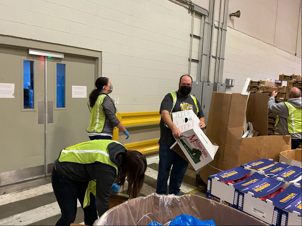 firstib's tweet photo. Thousands of hungry Hoosiers depend on critical groceries provided by @GleanersFBIndy. A big shout-out to all the Gleaners volunteers and our team who, yesterday, helped distribute goods to over 1,900 cars.💚 https://t.co/IaySKVMhFe
