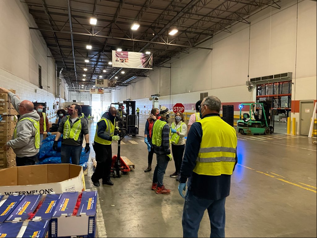 firstib's tweet photo. Thousands of hungry Hoosiers depend on critical groceries provided by @GleanersFBIndy. A big shout-out to all the Gleaners volunteers and our team who, yesterday, helped distribute goods to over 1,900 cars.💚 https://t.co/IaySKVMhFe