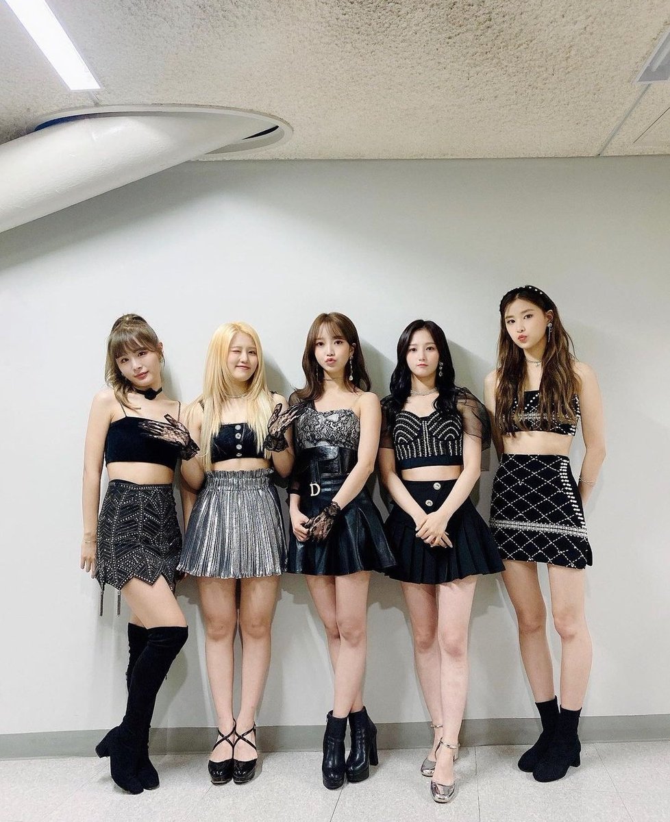 WITCH9S's tweet photo. ¿Nosotras muertas? Jamás, pero puede que se convierta en una realidad después del #FiveVelvet𝗝𝗣𝗡DB porque estamos seguras que el talento de estas muñequitas nos dejaran pelonas y (×﹏×), pero no nos importa porque estamos listísimas para cantar #𝗖𝗼𝗼𝗸𝗶𝗲𝗝𝗮𝗿FiveVelvet. https://t.co/XaC5PA86Vh