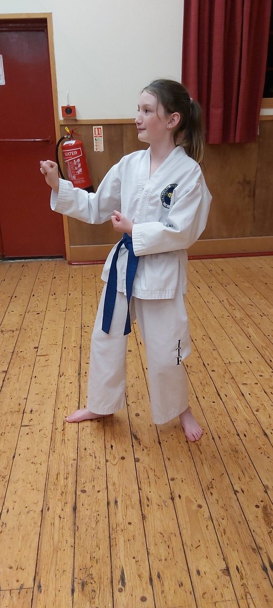 CctkdS's tweet image. Fab class tonight...and some excellent warrior faces! The black belts proving they are the pros at this! (They&apos;ve trained with me so long, they know what to expect! 😁)👊🥋💪