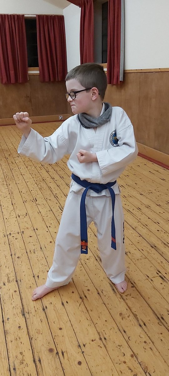 CctkdS's tweet image. Fab class tonight...and some excellent warrior faces! The black belts proving they are the pros at this! (They&apos;ve trained with me so long, they know what to expect! 😁)👊🥋💪