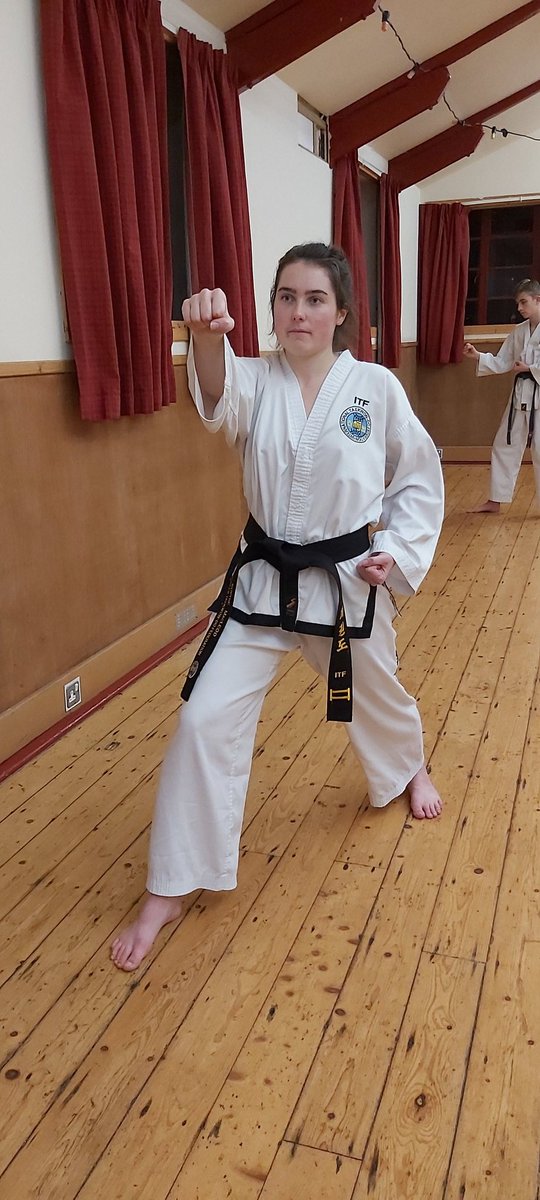 CctkdS's tweet image. Fab class tonight...and some excellent warrior faces! The black belts proving they are the pros at this! (They&apos;ve trained with me so long, they know what to expect! 😁)👊🥋💪