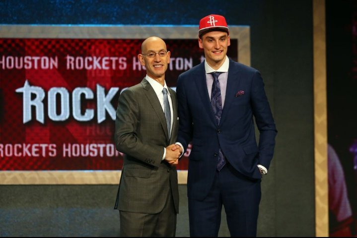 Rocketsguy_br's tweet photo. Como vocês já devem tá sabendo hoje é dia de NBA draft e o nosso Rockets tem a pick 16, então eu decidi da uma olhada nos prospectos disponíveis por volta da pick 16 e achei algumas escolhas interessantes que vou compartilhar com vcs abaixo.
#onemisson
Segue o fio https://t.co/7zvh8ZIBgf