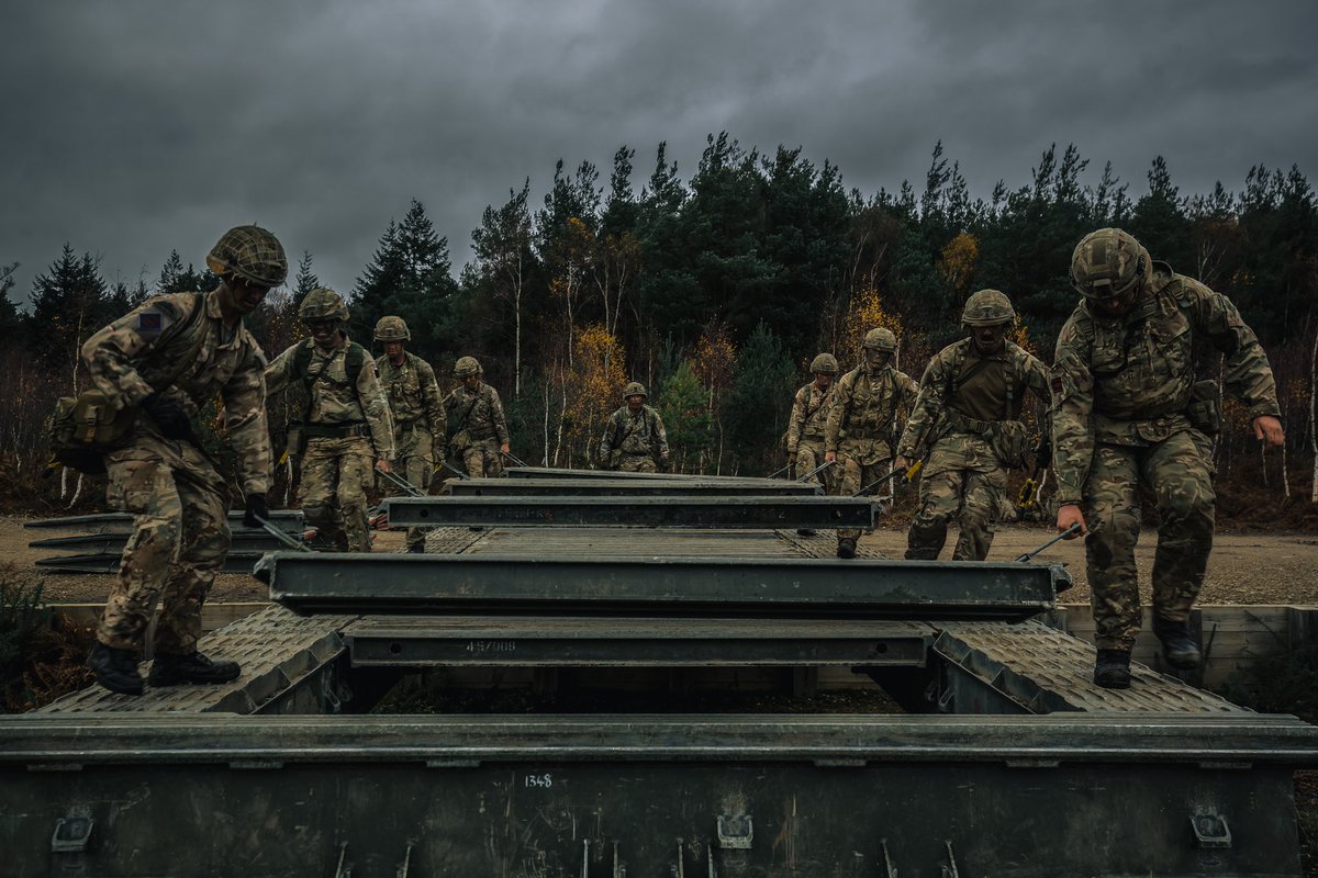 55Sqn's tweet photo. Curragh troop B1 Course building MGB 5 bay at @3RSMERegt remaining under section safety bubble during FTX.                                #Proudsappers               #Sappersfamily                                  #Sapperstrong https://t.co/ZO7N4Stsq9
