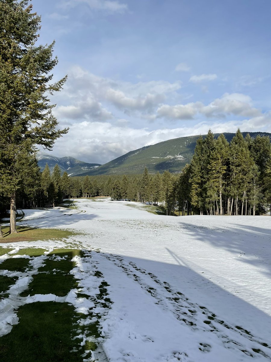 Green grass poking through during a quick melt in November 🏔😅 To see the course during every stage of winter check out our webcam! And if you have a moment please review us with 5 stars in Google!