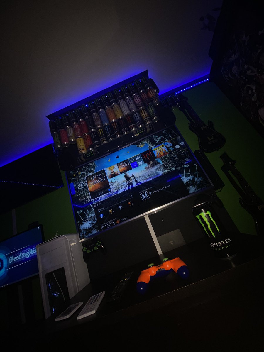 bleedingXEmo's tweet photo. Just relaxing :3 😇 https://t.co/YeJJnLgA7e