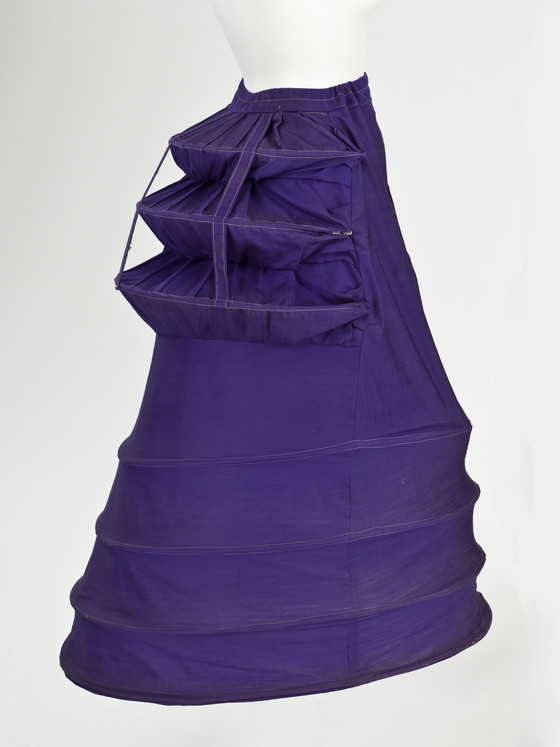 It began to fall out of fashion from about 1866. A modified version, the crinolette, was a transitional garment bridging the gap between the cage crinoline and the bustle.