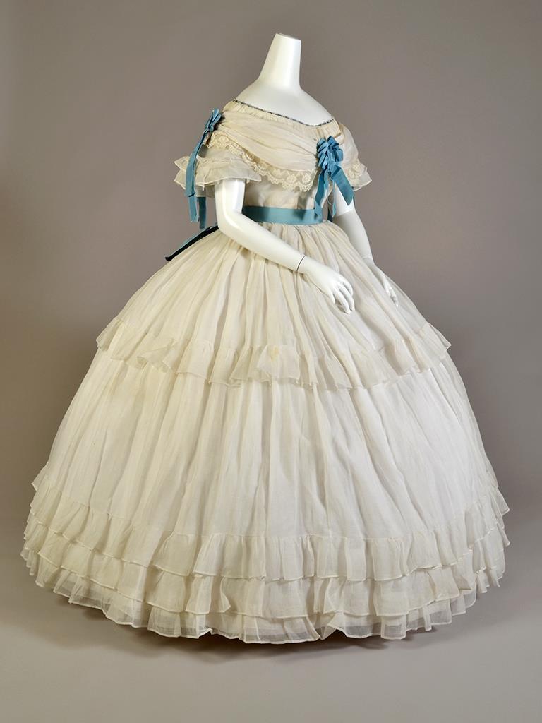 The crinoline reached its maximum dimensions by 1860.