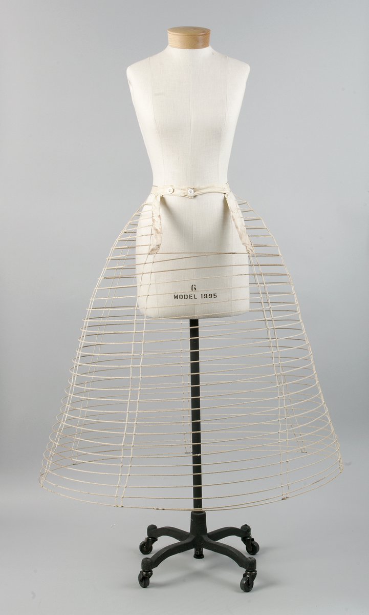 The crinoline reached its maximum dimensions by 1860.