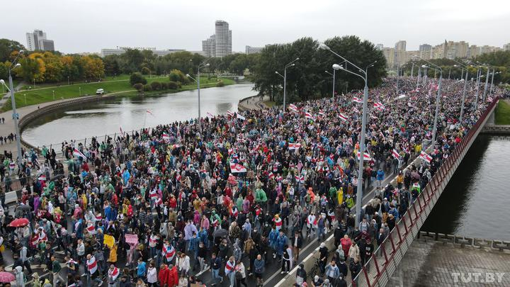 Tsihanouskaya's tweet photo. I call on @JosepBorrellF and the MFAs of all EU member states to act decisively on economic and individual sanctions against Lukashenka's regime. Your firm and fast position on this matter is very important for #Belarus. Do not let injustice and violence remain unpunished. https://t.co/adD65OnKAZ