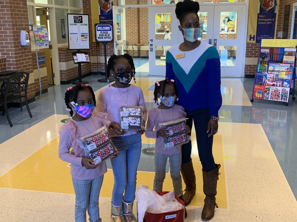 FredricLatschar's tweet photo. Thank you for the donation of masks from the Henry County Alumni Chapter of Delta Sigma Theta Sorority Inc.  Love our community.  #MaskUpHenry @toni_carten #ExceptionalCommunity https://t.co/Ug6aGTTDkW