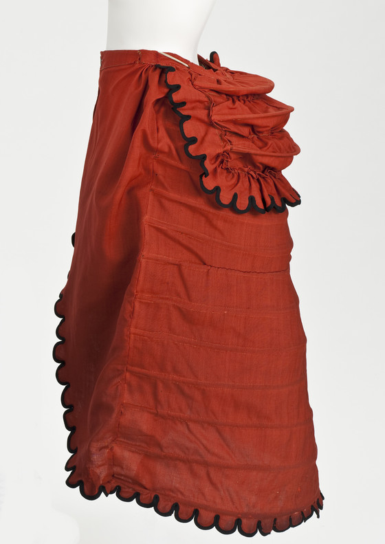 It began to fall out of fashion from about 1866. A modified version, the crinolette, was a transitional garment bridging the gap between the cage crinoline and the bustle.