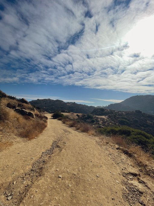 hiking 🤠 to see the best part subscribe https://t.co/5IYMbgTOUH https://t.co/4sCqj527xf