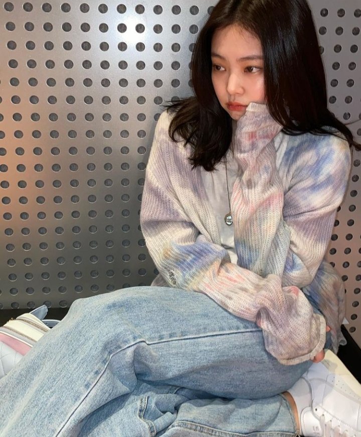 joalisten's tweet photo. JENLISA AU 

Lisa e Jennie terminaram a 1 ano e meio, mas a família e os amigos das duas ainda não superaram o término e vivem tentando fazer com que as duas voltem, porém Jennie acabou de engatar outro romance. https://t.co/YHALc3xXGn