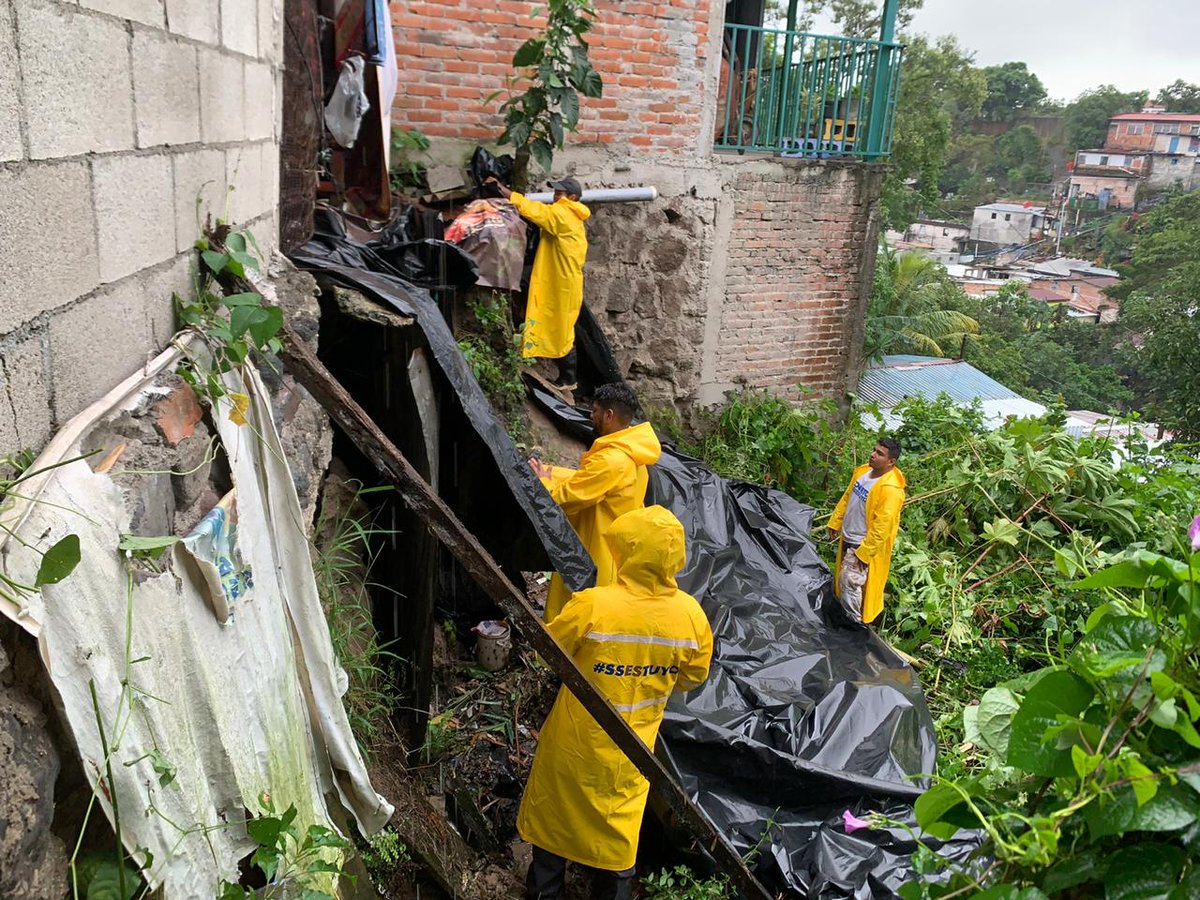 alcaldia_ss's tweet photo. 👷🏼♂️⚠️ | Nos encontramos desarrollando trabajos de mitigación en la comunidad Calle Antigua a El Carmen del Distrito II. #SSenAlerta https://t.co/Un5ImCB3Mq