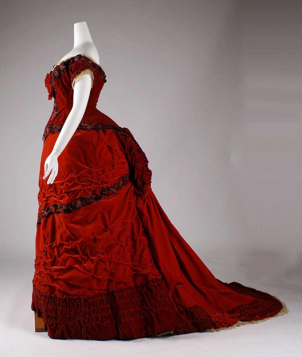 The bustle later evolved into a much more pronounced humped shape on the back of the skirt immediately below the waist, with the fabric of the skirts falling quite sharply to the floor, changing the shape of the silhouette.