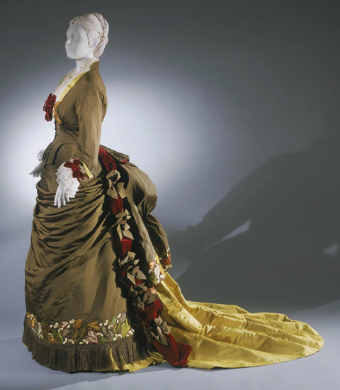 The bustle later evolved into a much more pronounced humped shape on the back of the skirt immediately below the waist, with the fabric of the skirts falling quite sharply to the floor, changing the shape of the silhouette.
