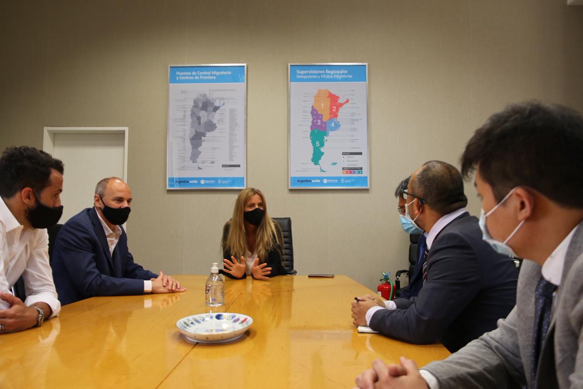 Migraciones_AR's tweet photo. Queremos agradecer a @ChinaEmbArg por la donación de dos cámaras termográficas dotadas con la última tecnología de @HuaweiLatam que usaremos para seguir cuidando a todas y todos los argentinos. https://t.co/DboPcYyhwR