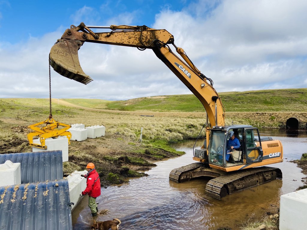 justin_westside's tweet photo. All about concrete blocks today #streamcrossing #casece #falklands https://t.co/YmuwxH7Cs7